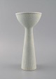 Carl Harry Stålhane (1920-1990) for Rörstrand. Vase i glaseret keramik med 
indridset vertikalt mønster. 1960