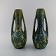 Pierrefonds, Frankrig. To store vaser med hanke i glaseret stentøj. Smuk 
krystalglasur i blå og grønne nuancer. 1930