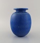 Gunnar Nylund for Rörstrand. Vase i glaseret keramik. Smuk spættet glasur i blå 
nuancer. 1960