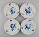 Fire antikke Meissen middagstallerkener i håndmalet porcelæn. Blå blomster og 
sommerfugle. Sent 1800-tallet. 
