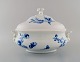 Antik Meissen suppeterrin med hanke i håndmalet porcelæn. Blå blomster og 
sommerfugle. Sent 1800-tallet. 

