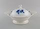 Antik Meissen lågterrin med hanke i håndmalet porcelæn. Blå blomster og 
sommerfugle. Sent 1800-tallet. 
