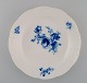 Rundt Meissen fad i håndmalet porcelæn. Sommerfugl og blå blomster. Sent 
1800-tallet. 
