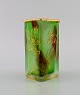 Daum Nancy, Frankrig. Lysegrøn art nouveau vase i håndmalet mundblæst kunstglas. 
Blomster og gulddekoration. Tidligt 1900-tallet.
