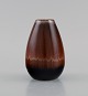 Carl Harry Stålhane (1920-1990) for Rörstrand. Vase  i glaseret keramik. Smuk 
metallisk glasur i rødbrune nuancer. Midt 1900-tallet.
