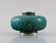 Wilhelm Kåge (1889-1960) for Gustavsberg. Argenta art deco vase i glaseret 
keramik. Smuk glasur i grønne nuancer med sølvindlæg i form af blade. Midt 
1900-tallet.

