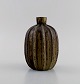 Arne Bang (1901-1983), Danmark. Vase med kanneleret korpus i glaseret keramik. 
Smuk glasur i jord nuancer. Modelnummer 1. Midt 1900-tallet.
