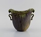 Arne Bang (1901-1983), Danmark. Vase i glaseret keramik med hanke. Modelnummer 
76. Smuk aubergine glasur. 1940