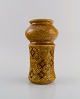Aldo Londi for Bitossi. Stor vase i sennepsgul glaseret keramik med geometriske 
og blomster mønstre. 1960