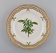 Royal Copenhagen Flora Danica gennembrudt tallerken i håndmalet porcelæn med 
blomster og gulddekoration. Modelnummer 20/3533.  
