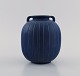 Ipsens enke, Danmark. Vase i glaseret keramik med rillet korpus og hanke. Smuk 
glasur i blå nuancer. 1920/30