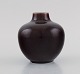 Royal Copenhagen vase i glaseret keramik. Smuk okseblodsglasur. Dateret 1948.
