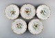 Fem antikke Royal Copenhagen dybe tallerkener i porcelæn med håndmalede 
blomster, sommerfugle og guldkant. Midt 1800-tallet.
