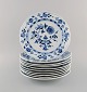 10 antique Stadt Meissen Blue Onion dinner plates in hand-painted porcelain. 
Early 20th century.
