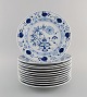 Tolv antikke Meissen Løgmønstret middagstallerkener i håndmalet porcelæn. 
Tidligt 1900-tallet.
