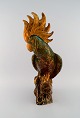 Sevres, Frankrig. Stor og sjælden figur i glaseret keramik. Kakadu. Smuk gylden 
løbeglasur på rød og blågrøn baggrund. 1930