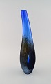 Monica Backström (1939–2020) for Kosta Boda. Stor unika vase i blåt mundblæst 
kunstglas med mørke strejf. 1980