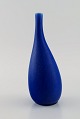 Stig Lindberg (1916-1982) for Gustavsberg. Vase in glazed ceramics. Beautiful 
glaze in shades of blue. Swedish design, mid 1900s.
