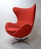 Arne Jacobsen (1902-1971). Ægget. Lænestol med vippeanordning betrukket med rød 
Hallingdal uld. Firpasfod af aluminium. 1980