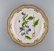 Stort rundt Royal Copenhagen Flora Danica serveringsfad i håndmalet porcelæn med 
blomster og gulddekoration. Modelnummer 20/3528. 
