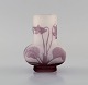 Antik Emile Gallé vase i matteret kunstglas med lilla overfang udskåret i form 
af blomster og bladværk. Tidligt 1900-tallet.
