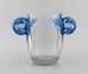 René Lalique (1860-1945), Frankrig. Sjælden "Yvelines" vase i klart og blåt 
mundblæst kunstglas. Hanke modeleret med hjorte og bladværk. Museumskvalitet, 
1920/30