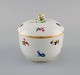 Antik Meissen lågskål i porcelæn med håndmalede blomster og gulddekoration. 
Lågknop modeleret som blomst. Ca. 1900.
