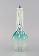 Sjælden Murano karaffel i mundblæst kunstglas formet som stearinlys i flaske. 
Italiensk design, 1960/70