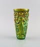 Zsolnay vase i glaseret keramik modelleret med kvinder der plukker druer. Smuk 
lustreglasur. Midt 1900-tallet.
