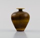 Berndt Friberg (1899-1981) for Gustavsberg Studiohand. Miniature vase i glaseret 
keramik. Smuk glasur i lyse jord nuancer. Dateret 1971.
