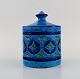 Aldo Londi for Bitossi. Rimini-blå lågkrukke i glaseret keramik med geometriske 
mønstre. 1960