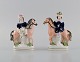 Capodimonte, England. To antikke håndmalede porcelænsfigurer. Adeligt par på 
heste. 1800-tallet.
