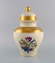 Stor Rosenthal lågvase i cremefarvet porcelæn med håndmalede blomster og 
bladguld dekoration. Midt 1900-tallet.
