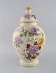 Stor Rosenthal krysantemum lågvase i cremefarvet porcelæn med håndmalede 
blomster og gulddekoration. 1930