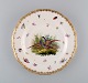 Antik og sjælden Meissen porcelænstallerken med håndmalede fugle, insekter og 
gulddekoration. 1800-tallet.
