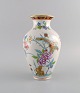 Herend vase i håndmalet porcelæn med blomster, grene og gulddekoration. Kinesisk 
stil, midt 1900-tallet.
