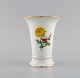 Meissen porcelænsvase med håndmalede blomster og guldkant. 1920