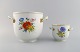 Meissen vinkøler og vase i håndmalet porcelæn med blomster og guldkant. Hanke 
modeleret som grene. Tidligt 1900-tallet.
