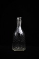 K&Co. præsenterer: Svensk 1800 tals mundblæst vandkaraffel i snoet glas.H:28cm. Dia.:11cm.