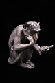 K&Co. præsenterer: Stor porcelænsfigur fra Bing & Grøndahl af siddende abe der holder en lille skildpadde. ...