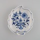 Bladformet Meissen Løgmønstret asiet i håndmalet porcelæn. Tidligt 1900-tallet.
