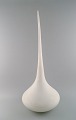 Kolossal dråbeformet Murano vase i mat hvidt mundblæst kunstglas. Limited 
edition 35/300. Italiensk design, sent 1900-tallet.
