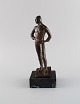 Ubekendt billedhugger. Bronzefigur på marmorbase. Hætteklædt mand. 1930/40