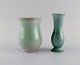 Karlsruhe, Tyskland. To vaser i glaseret stentøj. Smuk glasur i sarte grønne 
nuancer. Midt 1900-tallet.
