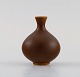 Berndt Friberg (1899-1981) for Gustavsberg Studiohand. Vase i glaseret keramik. 
Smuk glasur i brune nuancer. 1960