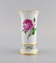 Meissen Pink Rose vase i håndmalet porcelæn med guldkanter. Tidligt 1900-tallet.
