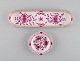 Meissen Pink Indian pennebakke og askebæger i håndmalet porcelæn. Lyserøde 
blomster og gulddekoration. Tidligt 1900-tallet.
