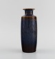 Carl Harry Stålhane (1920-1990) for Rörstrand. Vase i glaseret keramik. Smuk 
spættet glasur i brune og dybe blå nuancer. Midt 1900-tallet.
