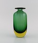 Murano vase i gult og grønt mundblæst kunstglas. Sjælden form. Italiensk design, 
1960