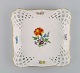 Kvadratisk Meissen fad / skål i gennembrudt porcelæn med håndmalede blomster og 
guldkant. Tidligt 1900-tallet.

